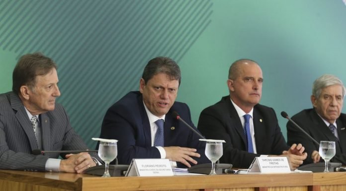 Governo anuncia melhorias de trabalho para caminhoneiros
