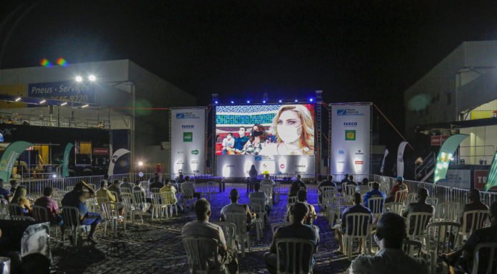 Primeiro cine drive in para caminhoneiros