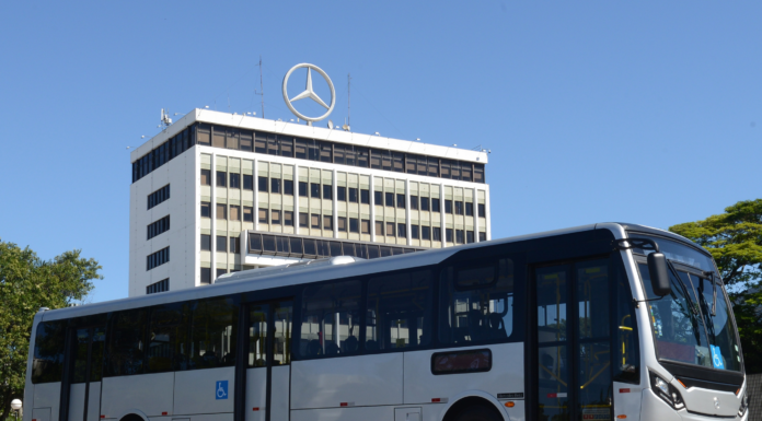 Mercedes apresenta modelo para até 100 passageiros
