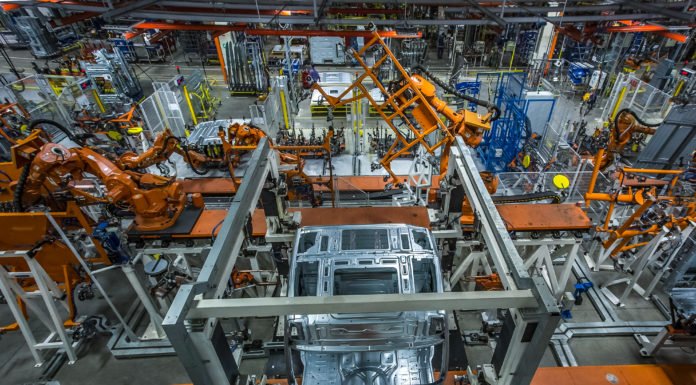 Volvo celebra 25 anos de produção de cabinas no Brasil