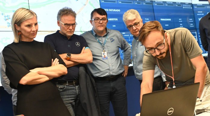 Cúpula mundial da M-B visita operação de caminhão autônomo no Brasil