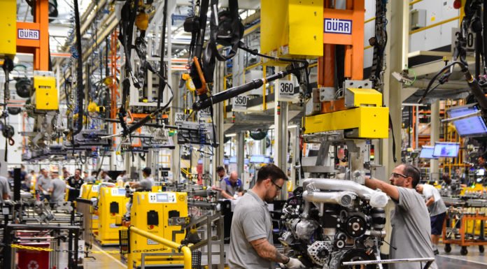 Mercedes-Benz alcança marco de 350 mil motores exportados