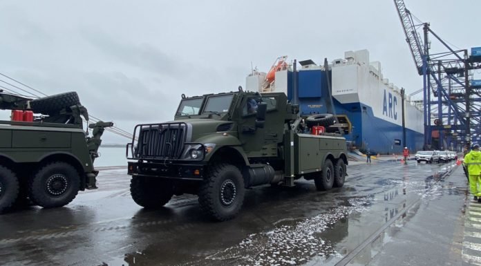 Paranaguá recebe frota de caminhões inédita para o Exército